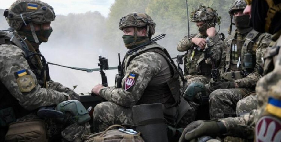 Как минимум 3,5 тысячи государственных случащих с оружием в руках защищают Украину