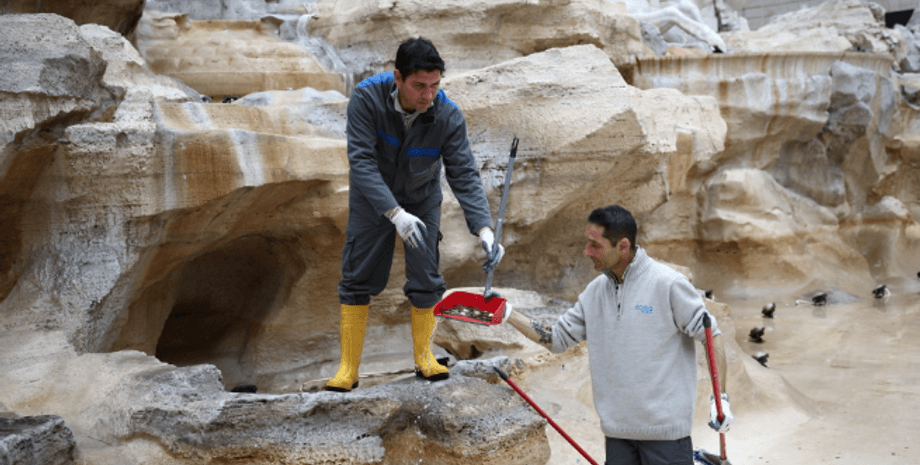 фонтан Треви в Риме, куда деваются монеты, как собирают монеты из фонтана Треви