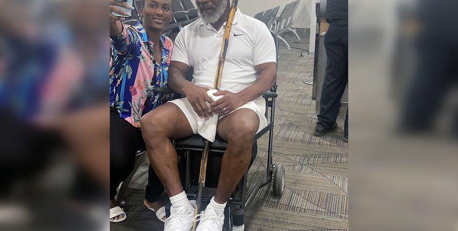 Майк Тайсона в инвалидном кресле, Фото Майка Тайсона с поклонниками,