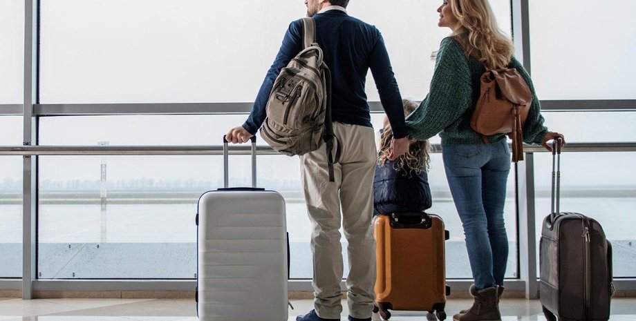 Супруги собиралась в отпуск, но собака испортил паспорт жены