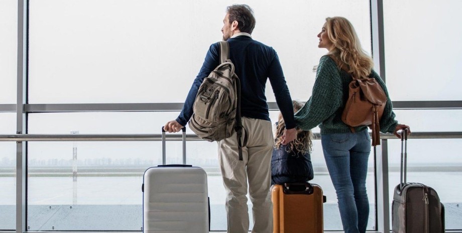 мужчина, женщина, туристы, чемоданы, аэропорт