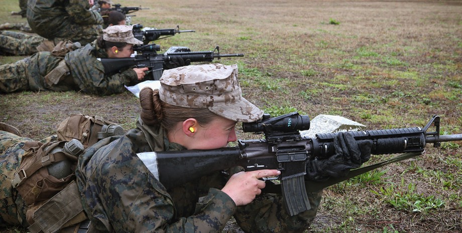 Армія США, Жінки-військовослужбовці, фарбувати губи, фарбувати нігті, косички, волосся