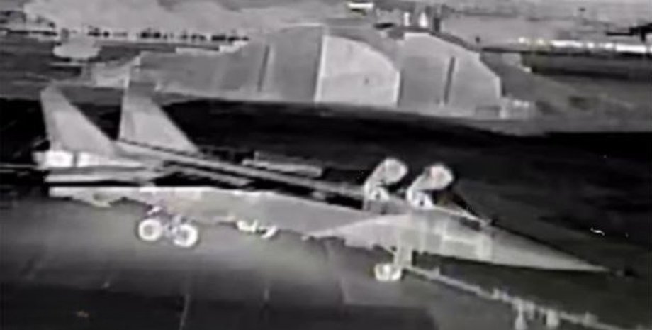 Самолет МиГ-31 РФ на аэродроме за мгновение до попадания дрона СБУ