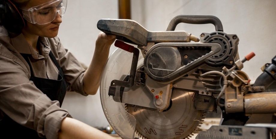 женщина на заводе вакансии для женщин, женские профессии, дефицит мужской силы