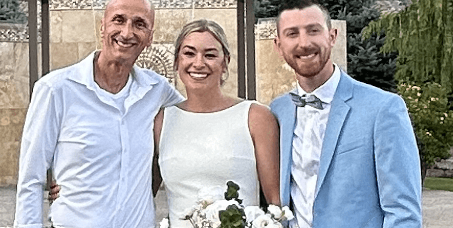 Весільна церемонія, весілля, повели до вівтаря, наречена, наречений, церемонія на природі, організатор весілля, посадив батька