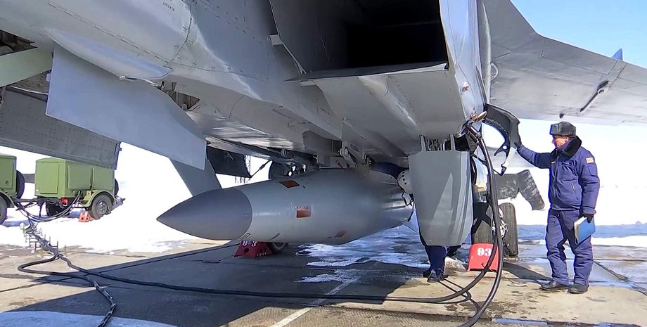 Российский самолет с ракетой "Кинжал"