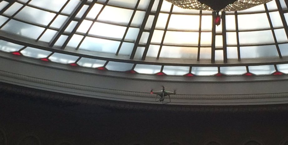 Дрон в зале ВР / Фото: twitter.com/bpp_solydarnist