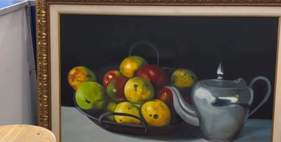 Полотно з фруктами і металевим глечиком у масивній золотій рамі, знайдене в комісійному магазині