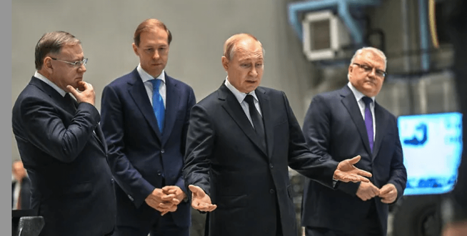 Владимир Путин на российском военном заводе