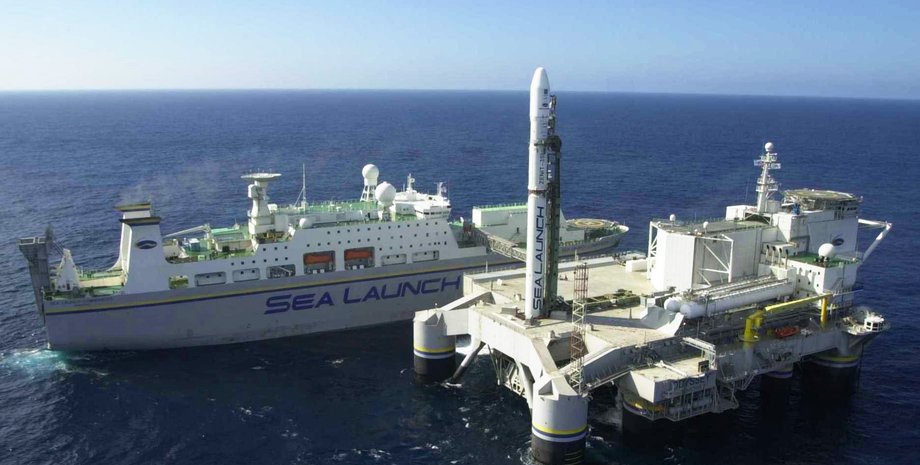 Транспортное судно и стартовая платформа "Морского старта". Фото: "Газета.Ру"