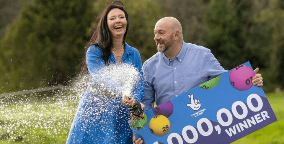 Жінка виграла в лотерею Жінка виграла в лотерею, зірвала джекпот, купує товари зі знижкою, вигідне вкладення, стала мільйонером, перемога в лотереї