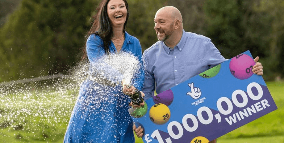 Женщина выиграла в лотерею, сорвала джекпот, покупает товары по скидке, выгодное вложение, стала миллионером, победа в лотерее