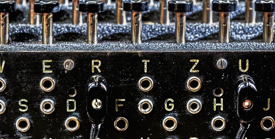 Шифр «Енігма»: як зламати останню загадку Другої світової війни Шифр «Енігма», Друга світова війна, злам коду, дешифрування, повідомлення німецького флоту, зашифрований зв'язок, машина «Енігма», криптографія, нацисти, історія