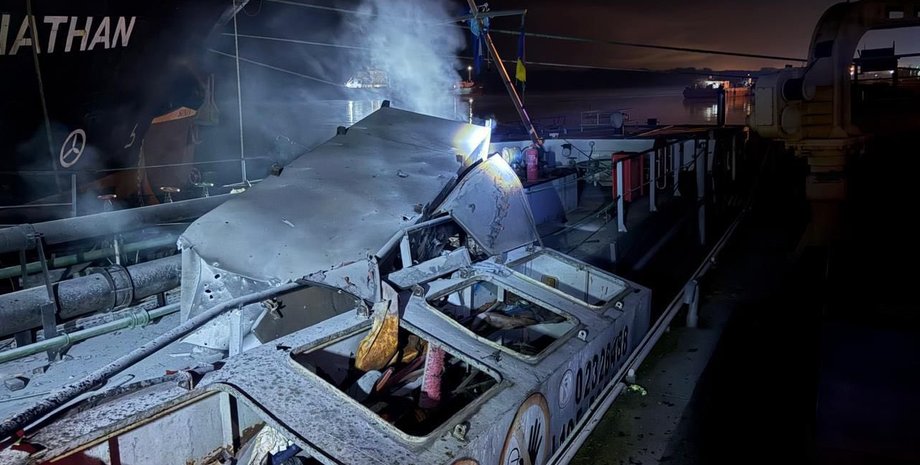 поврежденное обстрелом судно