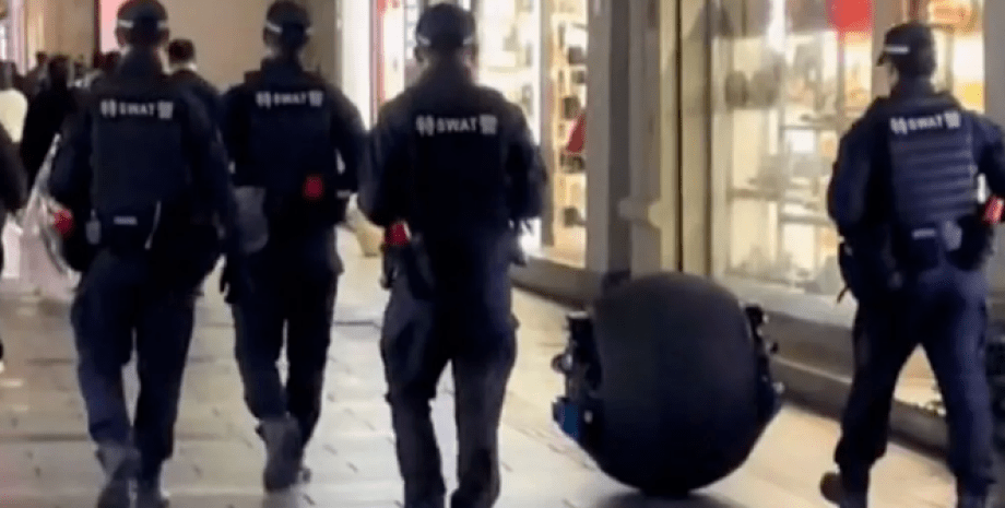 Полиция Китая и робот Полиция Китая и робот