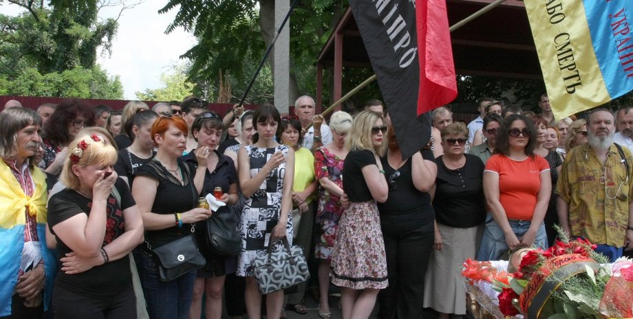 В Днипре прощались с погибшим в зоне АТО оперным певцом Василием Слипаком / Фото: УНИАН