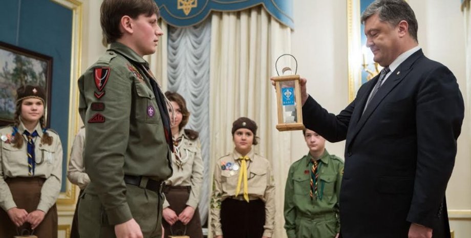 Украинские пластуны передали Вифлеемский огонь мира президенту Украины / Фото: пресс-служба АП
