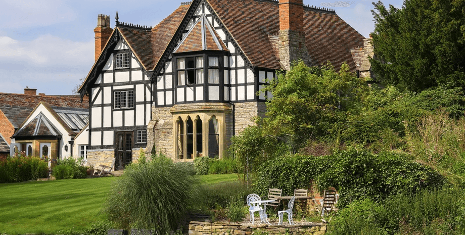 Фото ілюстративне. Кожна стіна будинку усипана розетками