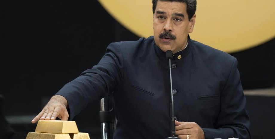 Президент Венесуэлы Николас Мадуро принес золотые слитки на встречу с министрами в 2018 году/Фото: Carlos Becerra/Bloomberg