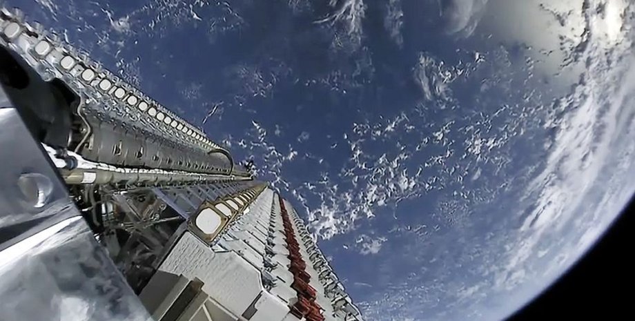 Супутники Starlink у космосі, фото
