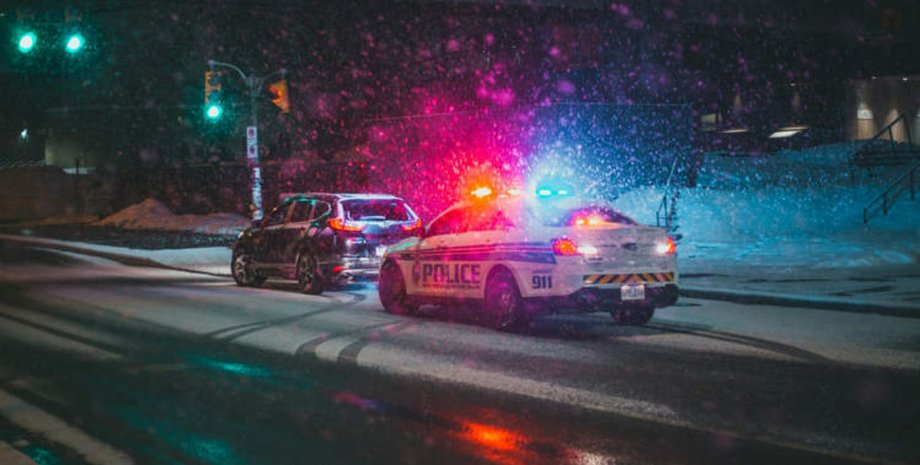 Полиция, мигалки, дорожное движение, водитель получил штраф, штраф за вождение, автомагистраль, рядом с другой машиной,