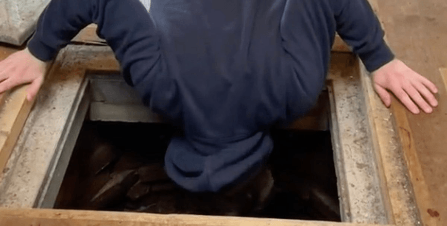 Находка в полу, под полом, колодец, колодец прямо в доме, на кухне, дом, пол,