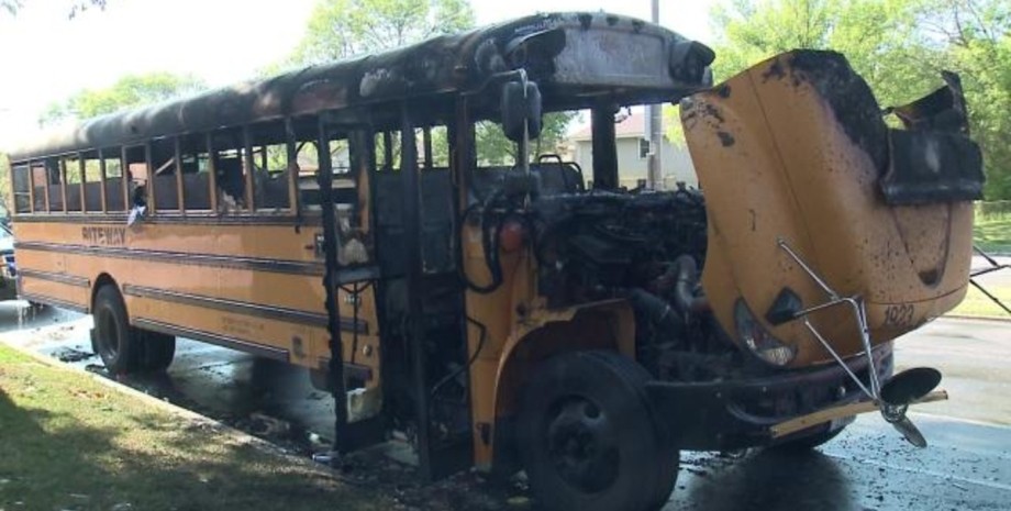 Пожар в автобусе, загорелся автобус, школьный автобус, спасатели, пожарные, огонь, пожар, дым, дети, школьники,