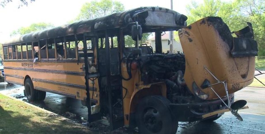 Пожежа в автобусі, спалахнув автобус, шкільний автобус, рятувальники, пожежники, вогонь, пожежа, дим, діти, школярі,