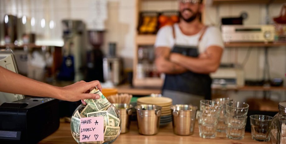 Власник ресторану помітив дивну записку в банці для чайових