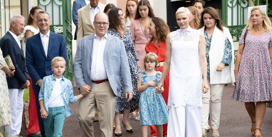 князь Монако с женой и детьми