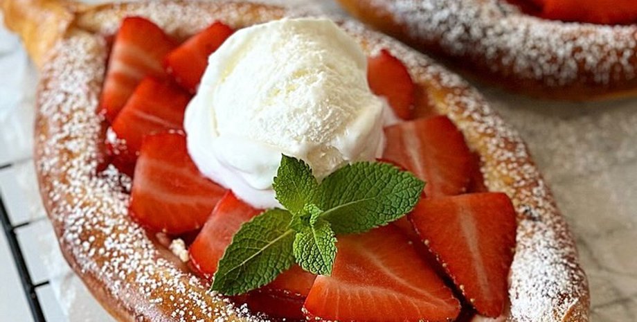 хачапурі з полуницею, випічка, десерт