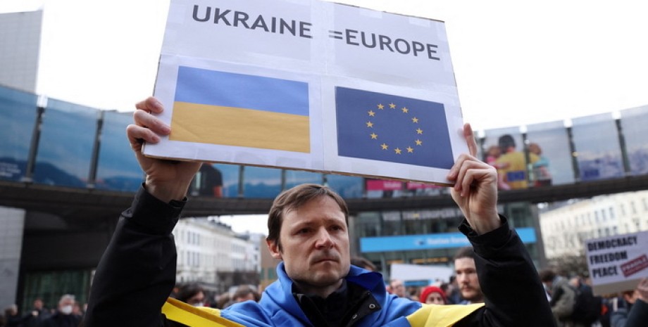 прапор України, прапор ЄС, плакат, чоловік