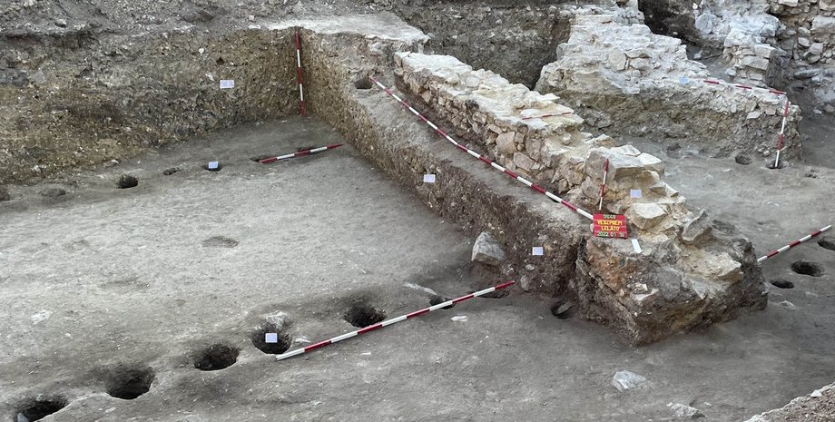 археологи раскопали город королев