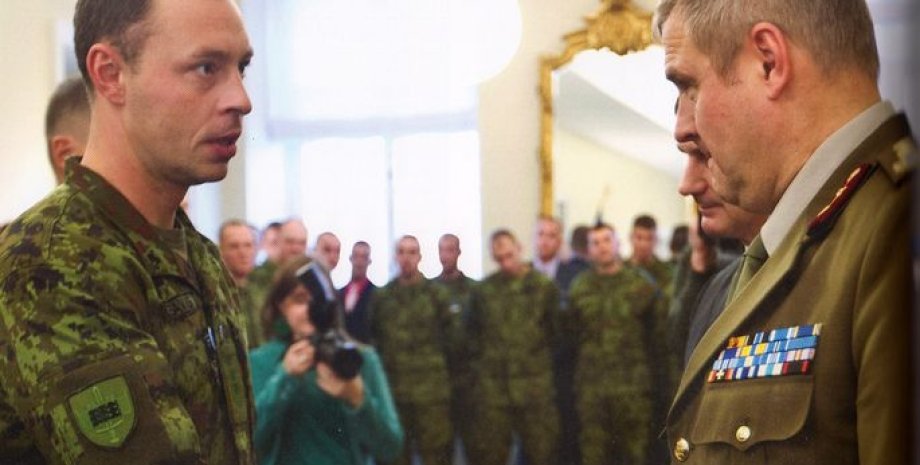 Майор Денис Метсавас и главнокомандующий Сил обороны Эстонии Рихо Террас \ Фото: Postimees