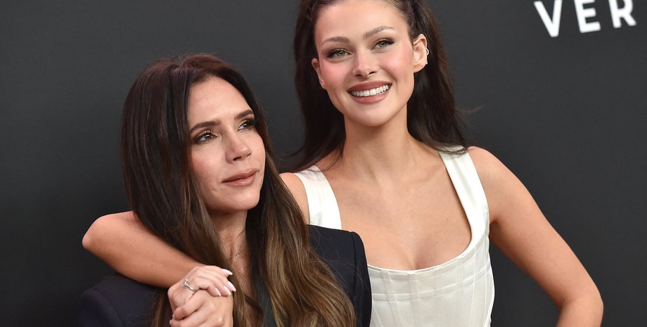 Виктория Бекхэм и Никола Пельтц, бруклин бекхэм жена, селена гомес, фильм лола, красная дорожка, виктория бекхэм невестка