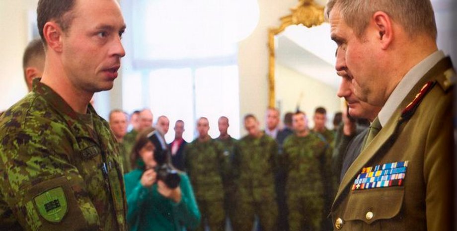 Майор Денис Метсавас и главнокомандующий Сил обороны Эстонии Рихо Террас \ Фото: Postimees