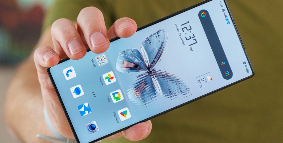 смартфон Red Magic 10S Pro+ в руке