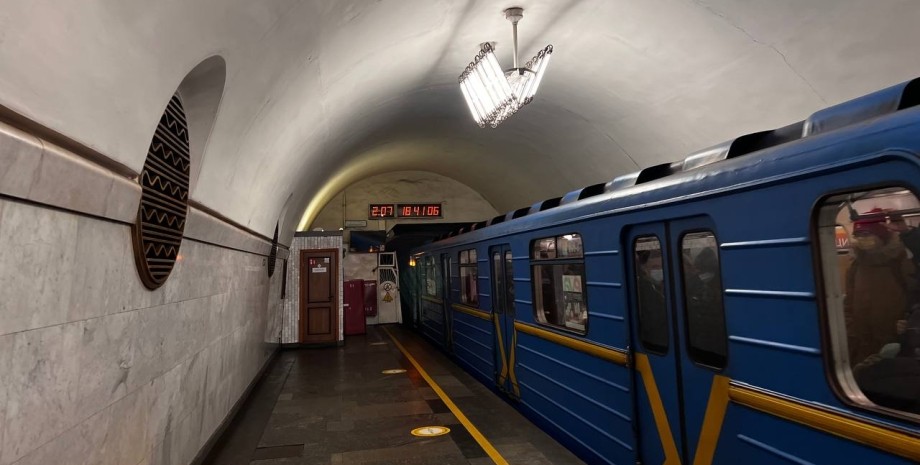 Według administracji stanu Kyiv Miasta, otwarcie drzwi stacji na oddziale „Czerw...