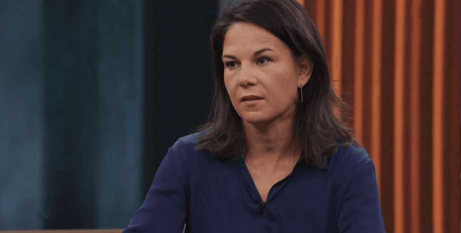 Міністр закордонних справ Німеччини, Анналена Бербок, Папа Римський, білий прапор, війна в Україні