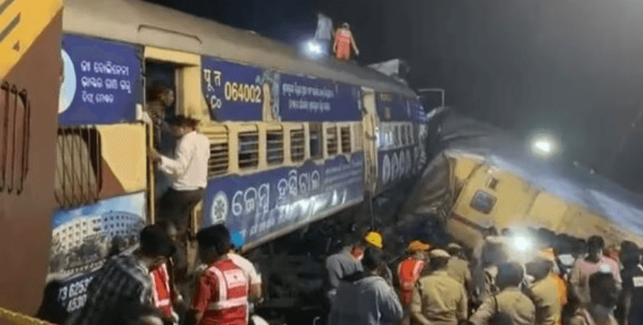 поезд, авария, вагоны, толпа