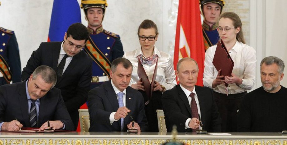 Путин, Аксенов, Константинов и Чалый подписывают аннексию Крыма / Фото: Kremlin.ru
