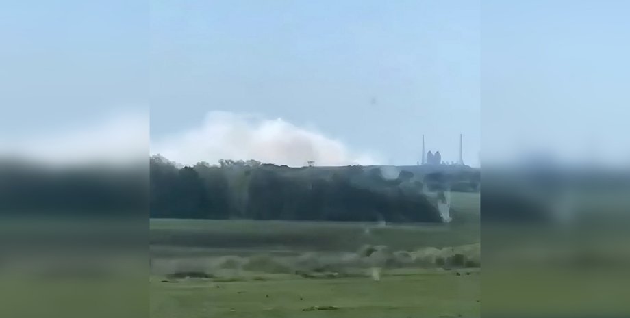 Дроны попали по заводу "Азот" в Новомосковске Тульской области РФ, поднялся столб дыма, из-за утечки кислоты эвакуируют людей