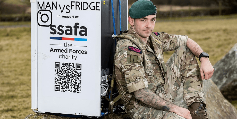 Военный с холодильником, бег с холодильник на спине, военный, атлет, марафон, холодильник, рекорд, морпех