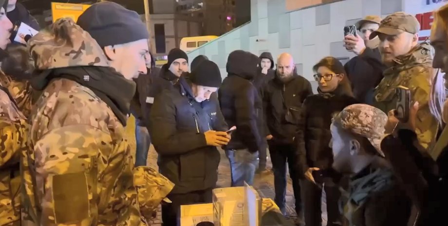 Конфликт в Киеве, Киев волонтеры скандал, Киев псевдоволонтеры, псевдоволонтеры полиция киев