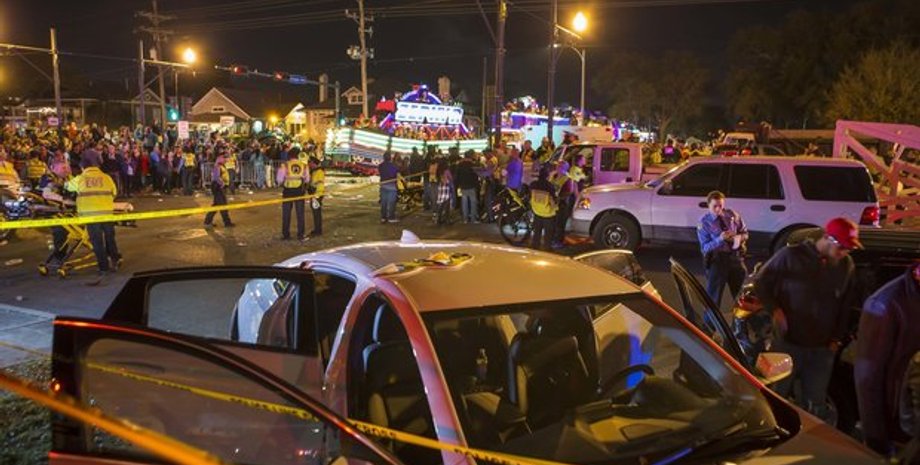 В США автомобиль въехал в толпу людей / Фото: NOLA