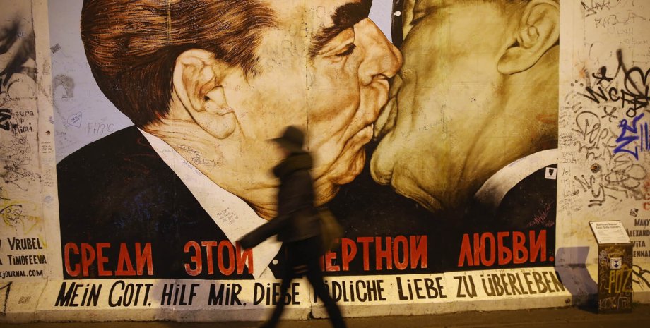 Берлинская стена, железный занавес, Дмитрий Врубель Поцелуй, граффити, Восточный Берлин