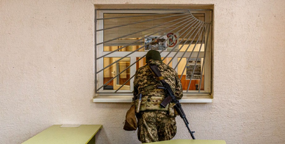 Ужгородский РТЦК Военный стоит у окошка Ужгородского РТЦК во время мобилизации в Украине
