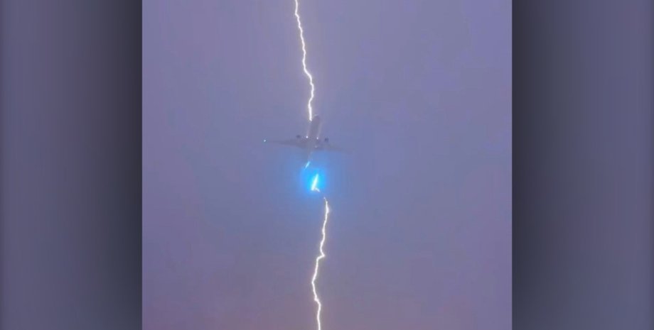 удар молнии, самолет молния, Канада самолет молния, Канада молния, боинг удар молнии