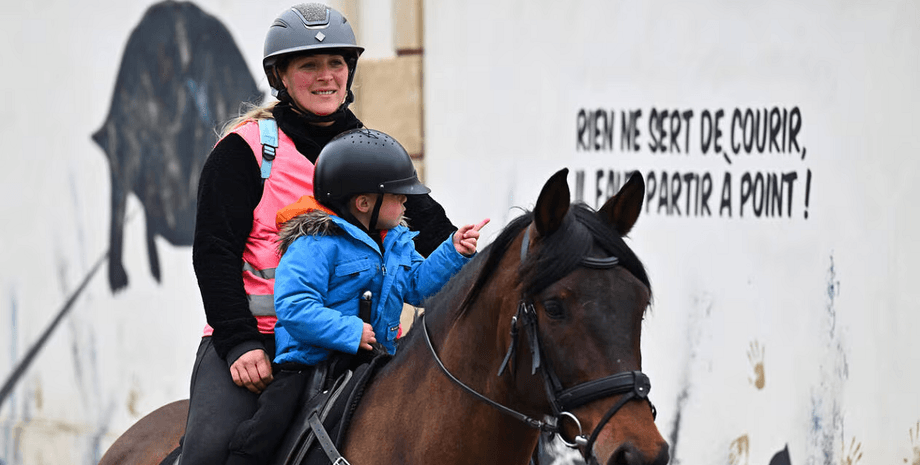 Клара Шевалье сменила авто на лошадь