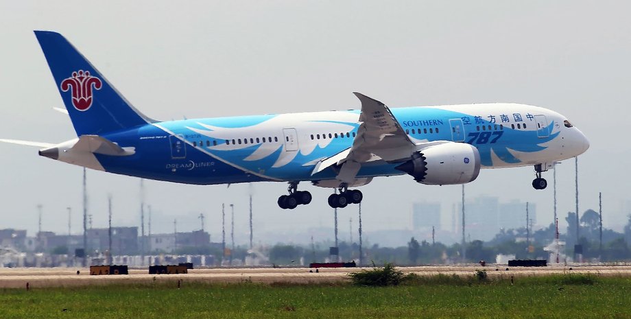 Пасажир кинув монетки у двигун літака, авіакомпанія China Southern Airlines, переліт, курйоз, інцидент на борту авіалайнера